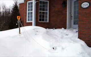 Чем убирать снег во дворе частного дома